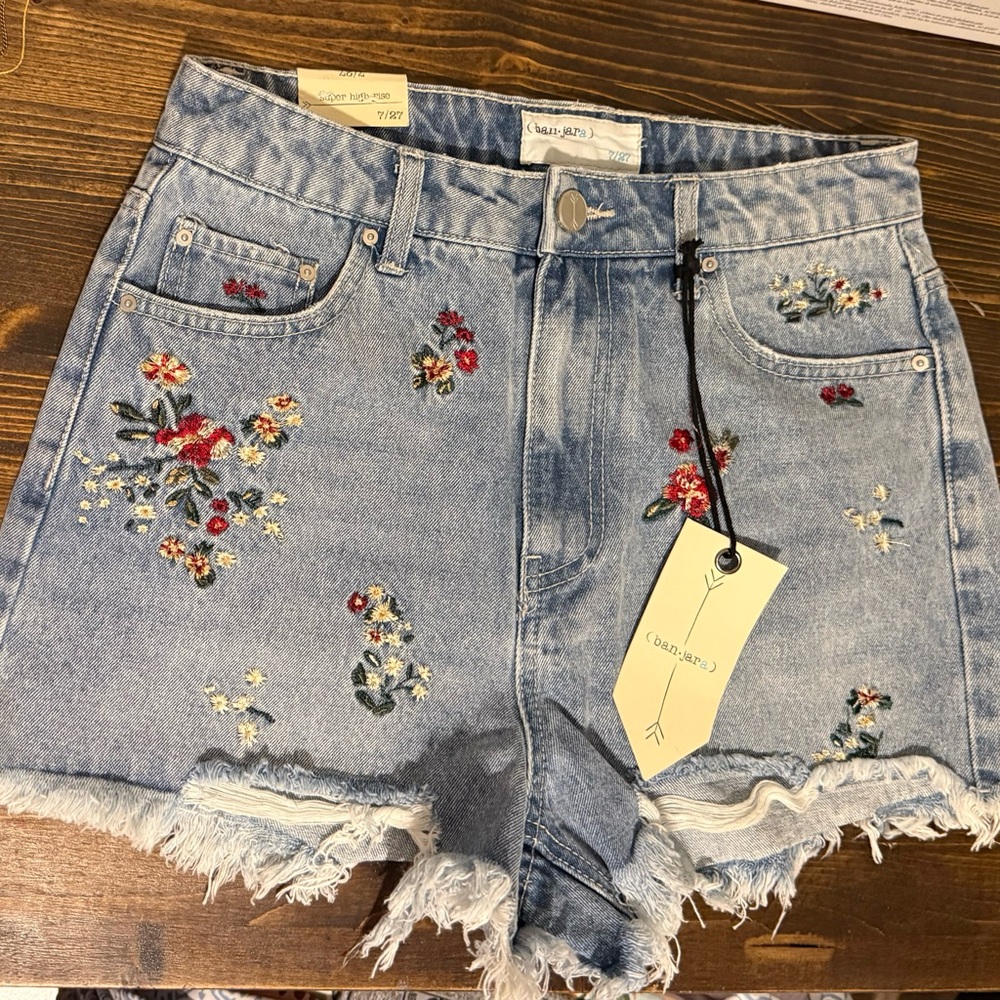 Embroidered ban•jara high rise mom fit distressed jean shorts size 7/27 NWT
